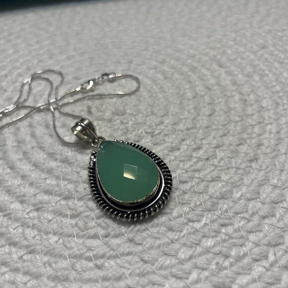 Beautiful GREEN CHALCEDONY Handmade Sterling 925 Pendant/Chain #182D - Picture 3 of 3